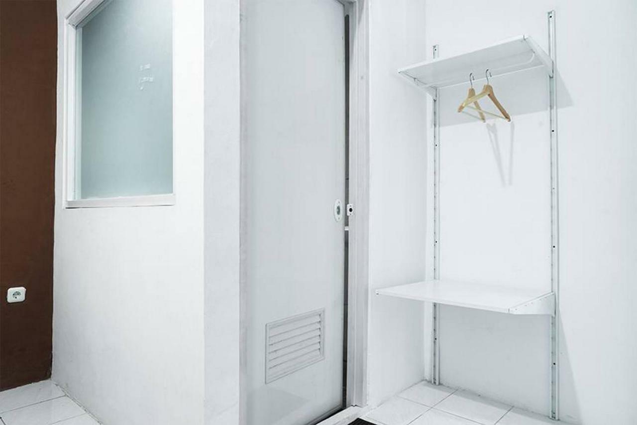 Reddoorz Near Seasons City Mall Jakarta Room photo